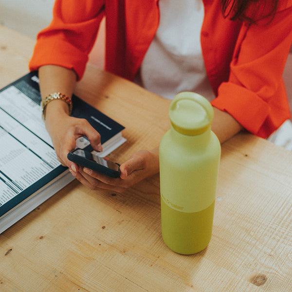 20oz_rise_classic_insulated_bottle_acacia_worker_phone_square_600x.jpg