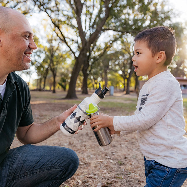 K12CNSIPPY-BS-sippy_cap_dad_lifestyle_600x.jpg