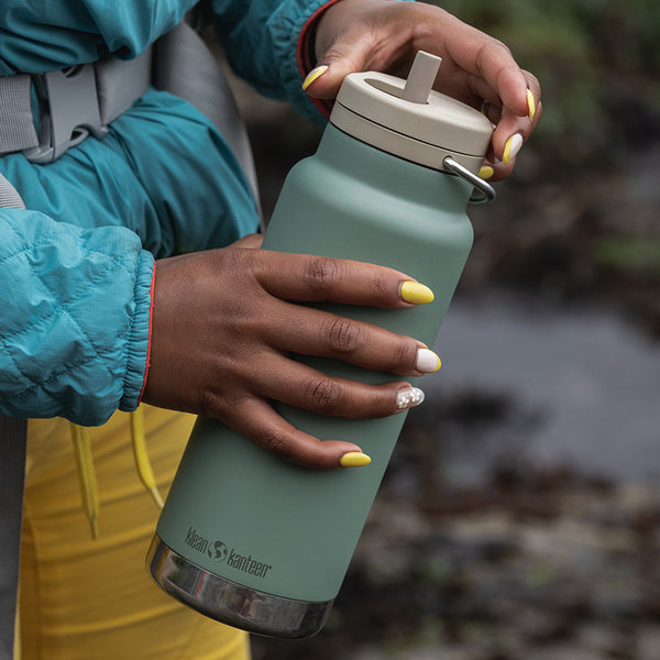 tkwide_32oz_insulated_bottle_twist_closeup_seapsray_hand_square_600x.jpg